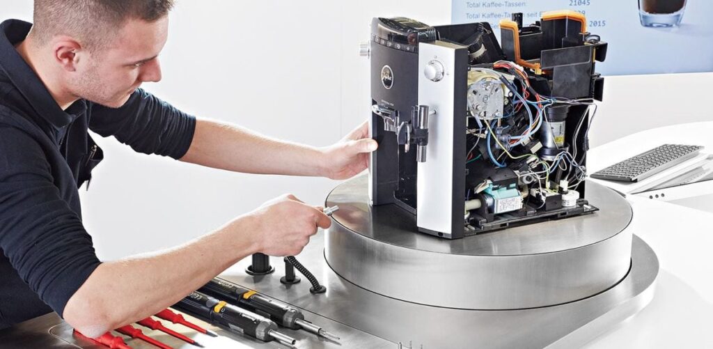 Odborný servis automatického kávovaru – raz za 1 – 2 roky sa oplatí aj pri bezchybnej údržbe.