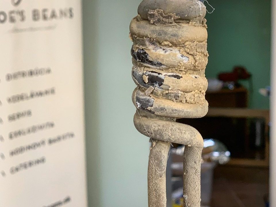 Vodný kameň na vykurovacej špirále – bez filtra sa usádza aj vo vašom kávovare.